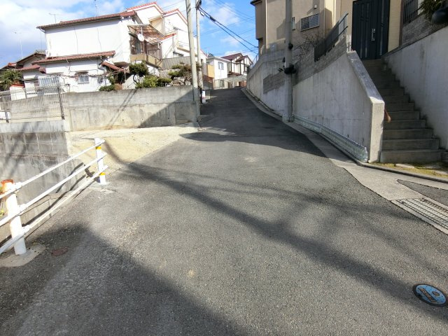 明石市大久保町谷八木新築戸建の前面道路含む現地写真|前面道路もわりに広く車の出し入れも容易です