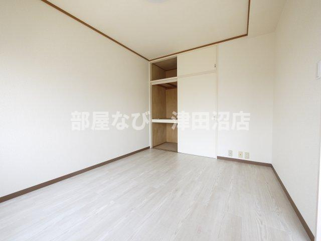 メゾンド津田沼の居間・リビング|広々洋室6帖！使いやすい間取です