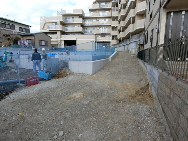 魚住町住吉４丁目８の外観|ガレージスペースとエントランス　車は並列２台は可能ですね