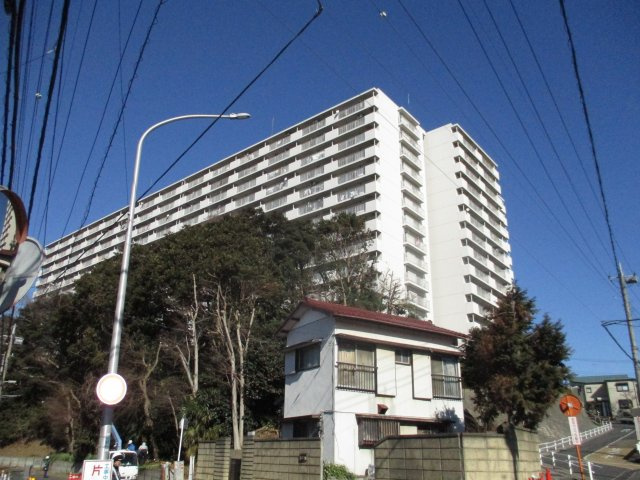 幕張ハウス１３Ｆ　花見川区幕張町３丁目　中古マンション　住友不動産(株)旧分譲の大型マンションの外観