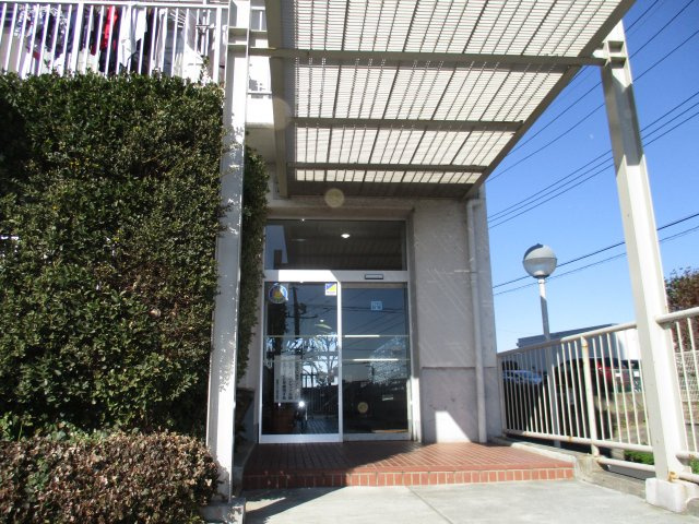幕張ハウス１３Ｆ　花見川区幕張町３丁目　中古マンション　住友不動産(株)旧分譲の大型マンションのエントランス|落ち着いたエントランスです
