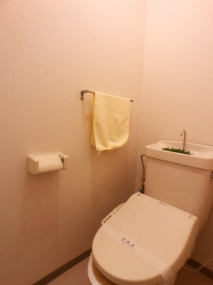 【トイレ】 | カサベルテＣ棟 | 落ち着いた色調のトイレです