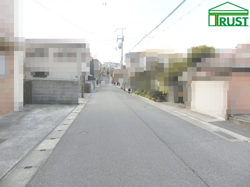 明石市朝霧町3丁目　売り土地の前面道路含む現地写真