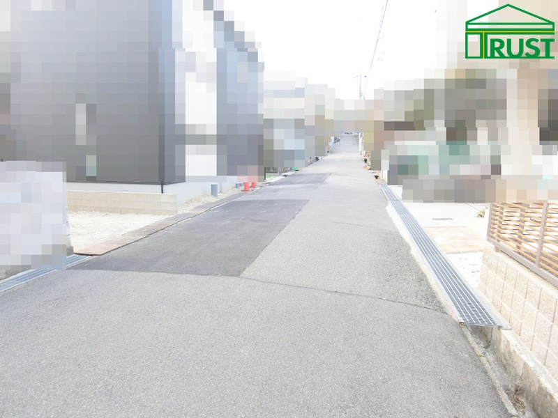 明石市朝霧町3丁目　売り土地の前面道路含む現地写真