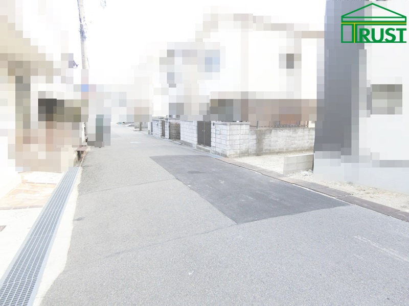 明石市朝霧町3丁目　売り土地の前面道路含む現地写真