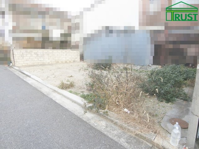 朝霧町１丁目　売り土地の前面道路含む現地写真