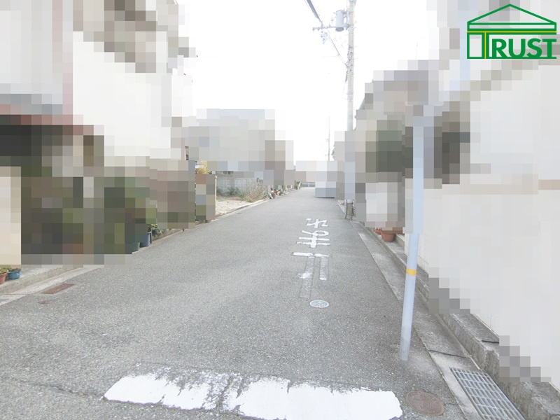 朝霧町１丁目　売り土地の前面道路含む現地写真