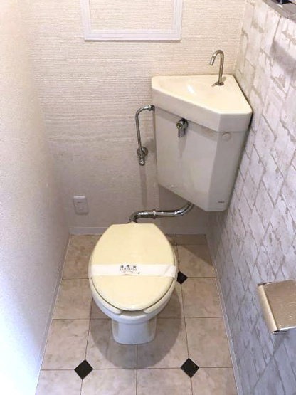 【トイレ】 | アルプハイツ梶ヶ谷 | 人気のバストイレ別！トイレが独立していると使いやすいですよね☆横にはタオルを掛けられるハンガーもあります♪