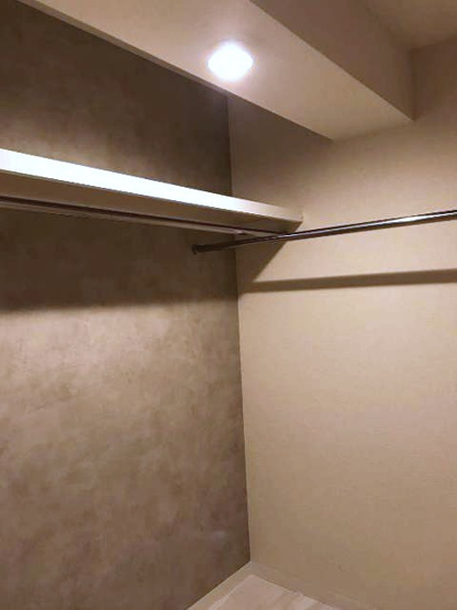 【収納】 | アルプハイツ梶ヶ谷 | 洋室4.5帖のお部屋にあるウォークインクローゼットです♪たっぷり収納できてお洋服や荷物が多くてもお部屋すっきり☆