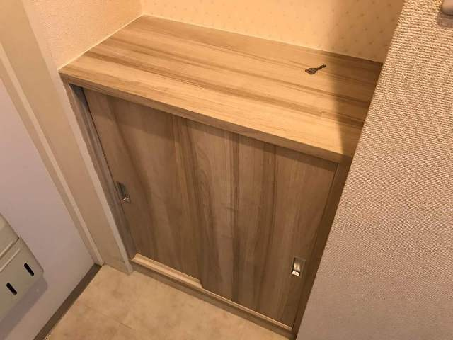 【玄関】 | アルプハイツ梶ヶ谷 | シューズボックス付きで玄関すっきり片付きます！上に写真やかわいい小物を置けるので、玄関を華やかに飾れますね♪