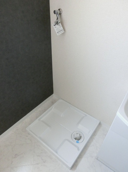 【洗面所】 | アルプハイツ梶ヶ谷 | 洗面所にある室内洗濯機置き場です♪防水パンが付いているので万が一の漏水にも安心です！