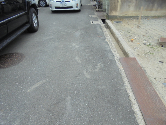 四條畷市西中野　新築一戸建ての前面道路含む現地写真