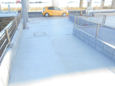 【駐車場】 | 鴻巣市　屈巣18-2期　全3棟　3号棟　91坪 | 車をお持ちの方に嬉しい駐車場付きの物件です。2250から2080万円に価格変更。