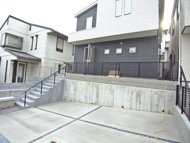 神戸市垂水区神陵台７丁目の新築一戸建の駐車場|2台並列駐車で楽々です。