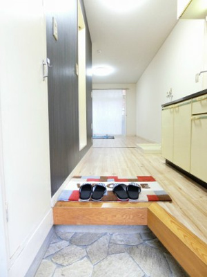 【展望】 | メゾンツル川 | 玄関から室内への景観です！キッチンの奥に洋室9.5帖のお部屋があります♪