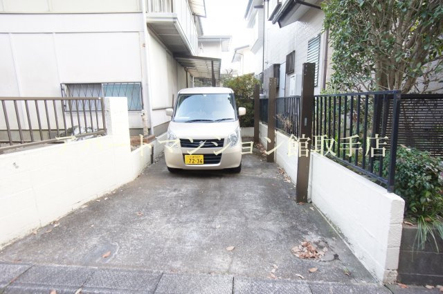 小文間瀬戸口邸の駐車場