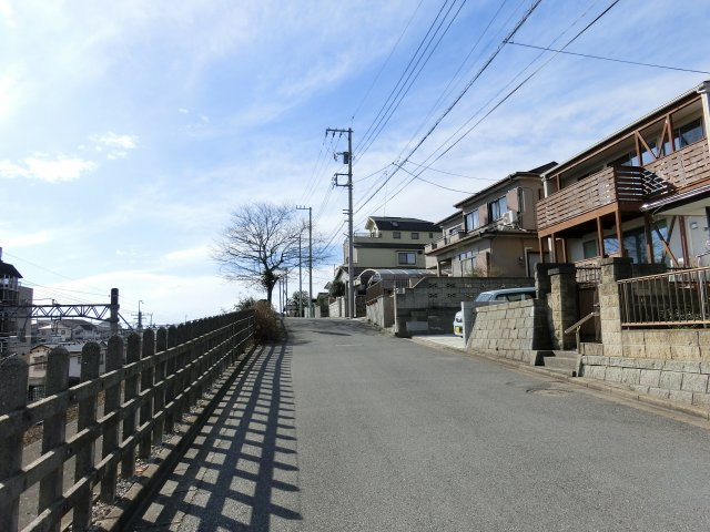 八千代市八千代台北１５丁目　土地　南東側約６．５ｍ道路　更地渡しの前面道路含む現地写真|前面道路含む現地写真です　南東側約６．５ｍ