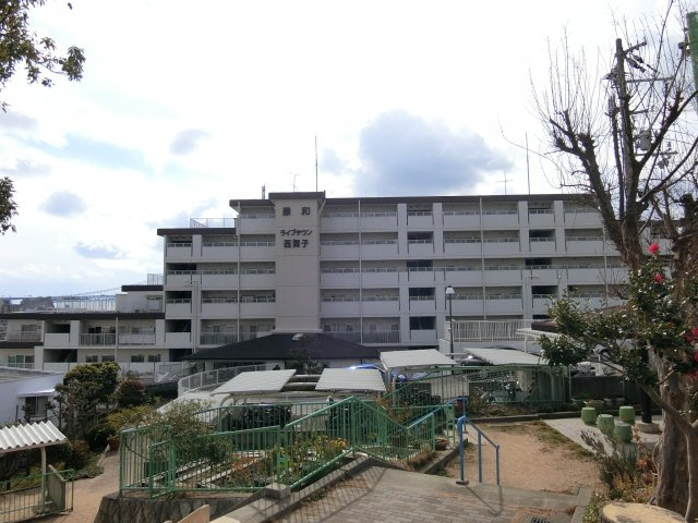 藤和ライブタウン西舞子の外観|敷地に公園も隣接してます　滑り台　ブランコ　ETC　ちびっこもうれしいですね