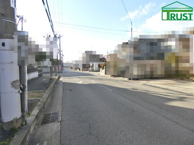 上新地2丁目新築一戸建の前面道路含む現地写真