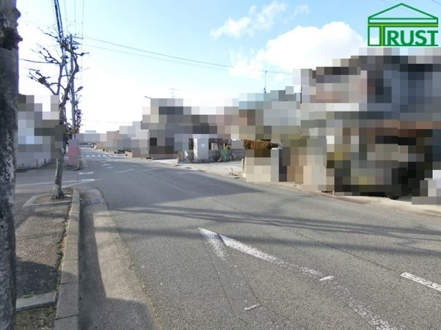 上新地2丁目新築一戸建の前面道路含む現地写真
