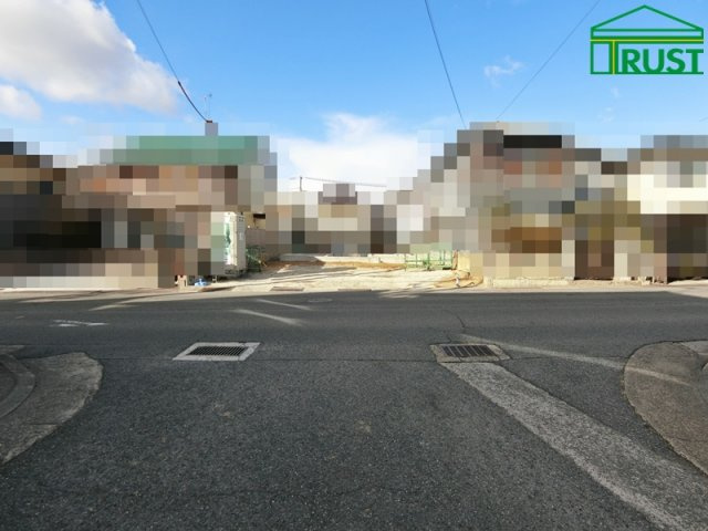 上新地2丁目新築一戸建の前面道路含む現地写真