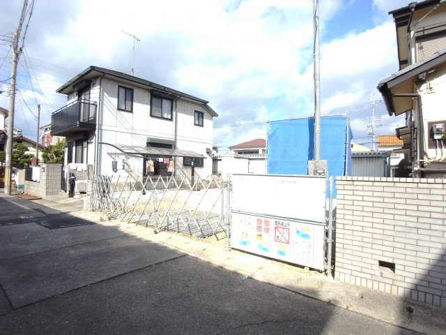 持子1丁目新築戸建ての前面道路含む現地写真