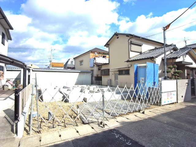 持子1丁目新築戸建ての外観|駐車スペースもありますよ。