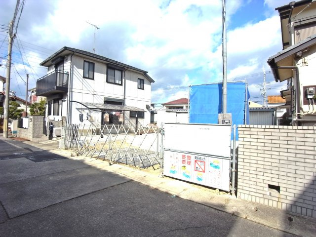 持子1丁目新築戸建ての前面道路含む現地写真