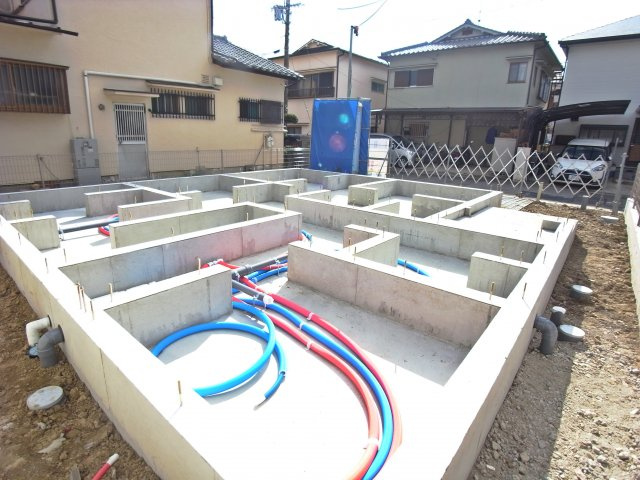持子1丁目新築戸建ての外観パース|基礎が完成しています。