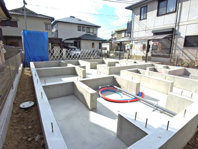 持子1丁目新築戸建ての外観パース|基礎が完成しています。