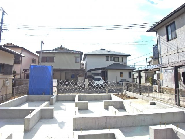 持子1丁目新築戸建ての外観パース|基礎が完成しています。
