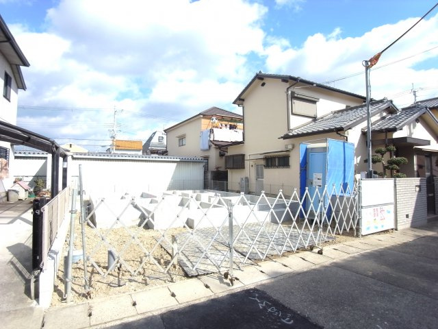 持子1丁目新築戸建ての前面道路含む現地写真