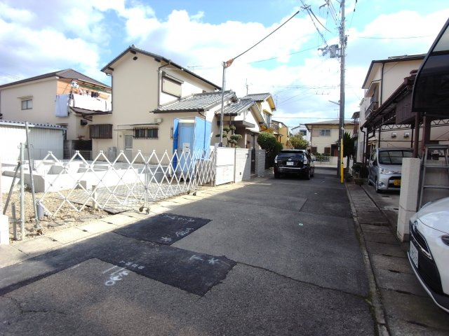 持子1丁目新築戸建ての前面道路含む現地写真