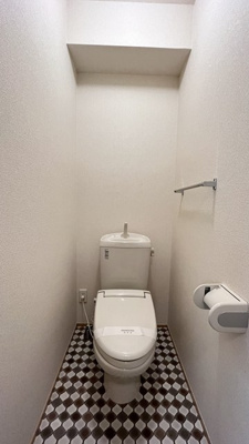 【トイレ】 | クレールフラット | 人気のバス・トイレ別です♪冬に特に嬉しい暖房便座機能も完備☆横にはタオルを掛けられるハンガーもあります♪