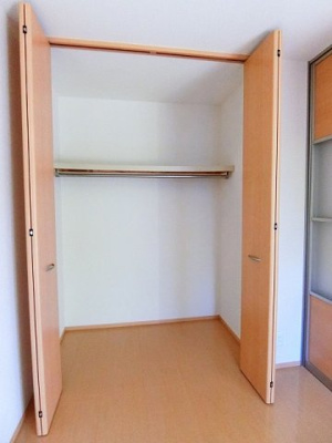 【収納】 | クレールフラット | 洋室5帖のお部屋にあるクローゼットです♪大切なお洋服もしわにならないようにハンガーがけができます☆