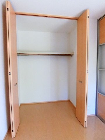 【収納】 | クレールフラット | 洋室5帖のお部屋にあるクローゼットです♪大切なお洋服もしわにならないようにハンガーがけができます☆