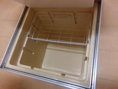 【収納】 | クレールフラット | キッチンにある床下収納です！食品・日用品の保存に便利ですよね☆調味料などの買い置きにもぴったり♪