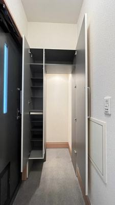 【玄関】 | クレールフラット | 奥行きのあるシューズクロークで玄関すっきり片付きます☆靴だけでなく少しかさばる荷物も収納できるのがポイント！