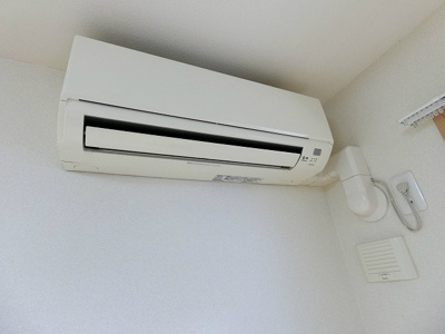 【設備】 | クレールフラット | 暑い夏や寒い冬に大活躍！リビングダイニングキッチンにあるエアコンです☆冷暖房完備で1年中快適に過ごせます♪