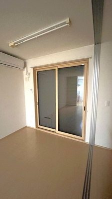 【居間・リビング】 | クレールフラット | 南東向きリビングダイニングキッチン10帖☆バルコニーに繋がるお部屋です♪エアコン付きで1年中快適に過ごせますね☆