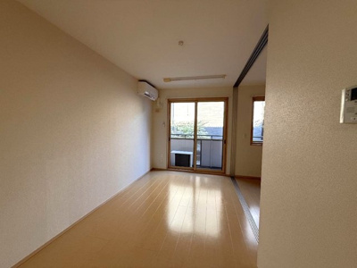 【居間・リビング】 | クレールフラット | 南東向きリビングダイニングキッチン10帖☆バルコニーに繋がるお部屋です♪エアコン付きで1年中快適に過ごせますね☆