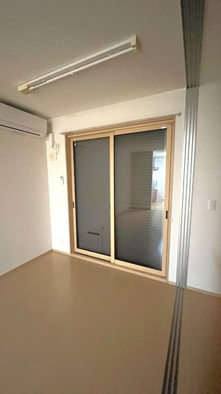 【居間・リビング】 | クレールフラット | 南東向きリビングダイニングキッチン10帖☆バルコニーに繋がるお部屋です♪エアコン付きで1年中快適に過ごせますね☆