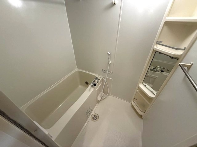 【浴室】 | クレールフラット | 追い焚き機能・浴室暖房乾燥機付きバスルーム♪雨の日のお洗濯にも便利な物干しバー完備です！お風呂に浸かって一日の疲れもすっきりリフレッシュ☆