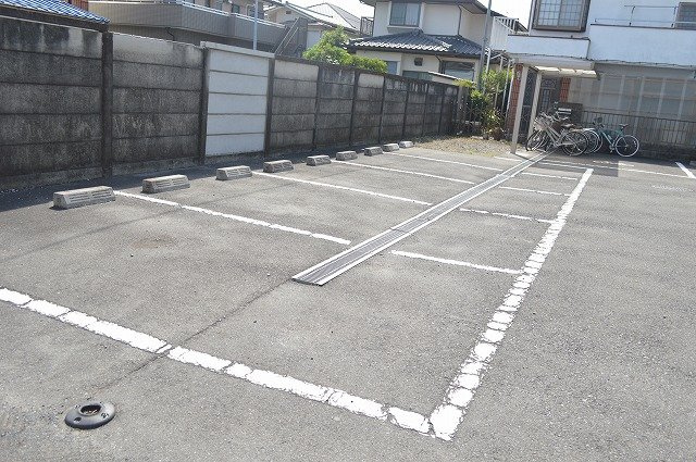 エスポアール中神の駐車場