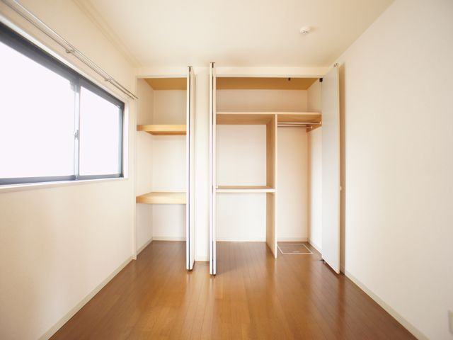 【収納】 | ラフォーレ・ハピネスＡ | 北側洋間に充実収納が付いています