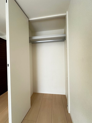 【収納】 | Libra･Minowa/リブラ・ミノワ | 洋室7.6帖のお部屋にあるクローゼットです♪大切なお洋服もしわにならないようにハンガーがけができます☆