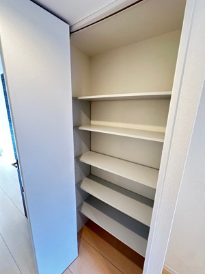 【収納】 | Libra･Minowa/リブラ・ミノワ | 廊下にある収納スペースです！高さがある収納スペースでかさ張るお荷物もすっきり！収納したい物のサイズに合わせて棚板を動かせます☆