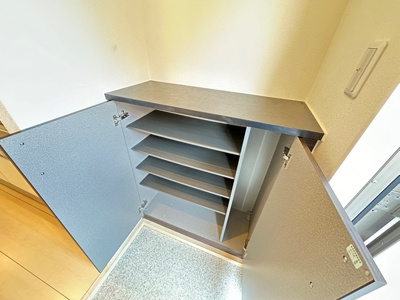 【玄関】 | Libra･Minowa/リブラ・ミノワ | シューズボックス付きで玄関すっきり片付きます！上に写真やかわいい小物を置けるので、玄関を華やかに飾れますね♪