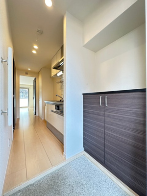 【玄関】 | Libra･Minowa/リブラ・ミノワ | 玄関から室内への景観です！キッチンの奥に洋室7.6帖のお部屋があります♪