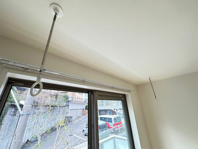 【設備】 | Libra･Minowa/リブラ・ミノワ | 洋室7.6帖のお部屋にある室内物干しです！雨の日やお出掛け時の室内干しにとても便利☆花粉や梅雨の時期に重宝しますね♪